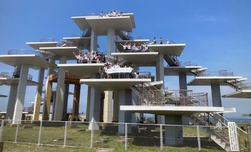 晴れた空の下、富津岬の展望台から景色を眺める参加者