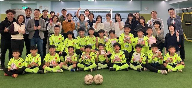 台中市立西屯小学校で、子どもたちと日台の訪問者が並んで撮った集合写真