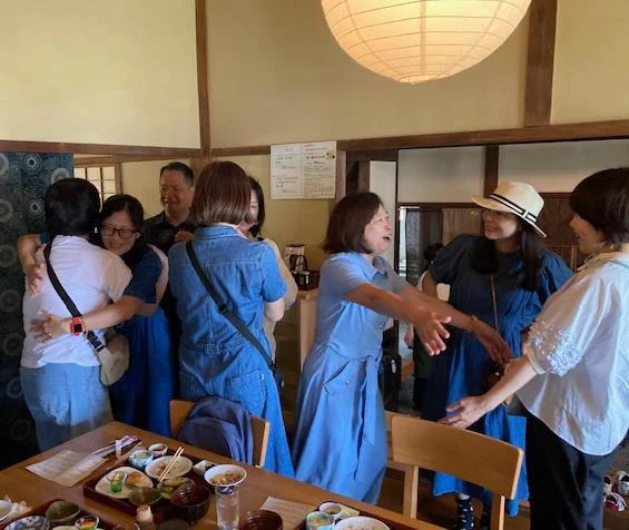 小豆島で、参加者が抱き合い別れを惜しむ様子