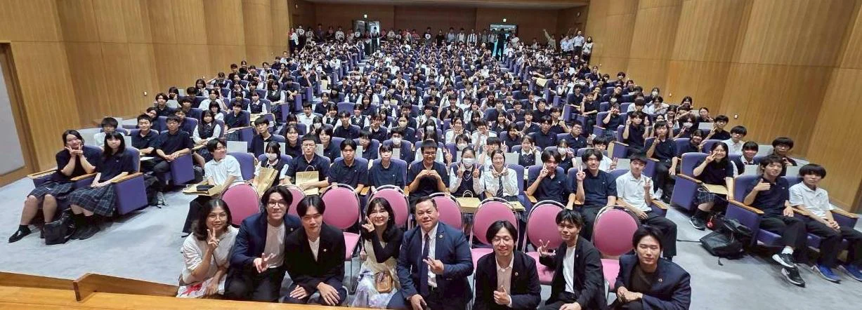 千葉大学の講堂で、嘉義の訪問者と墨田川高校の生徒らが並ぶ集合写真
