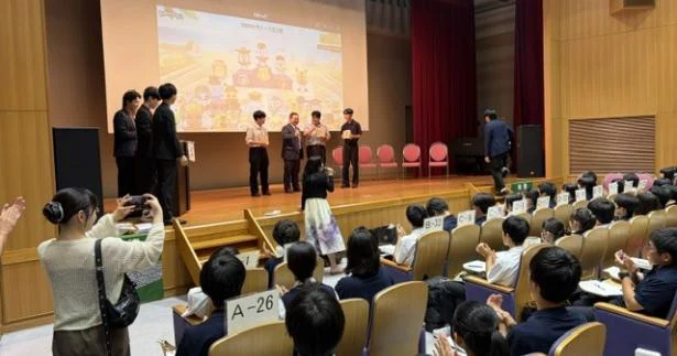 千葉大学の講堂で、スクリーンを使って交流を進める様子