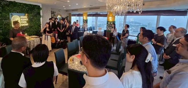 幕張の歓迎懇親会で、テーブルを囲み挨拶に耳を傾ける参加者